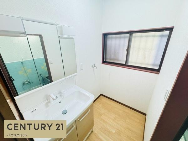 八街市朝日の中古一戸建の独立洗面台