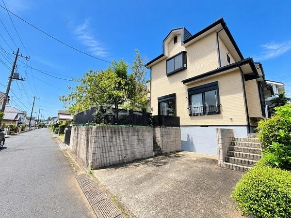 八街市泉台２丁目の中古一戸建の前面道路含む現地写真