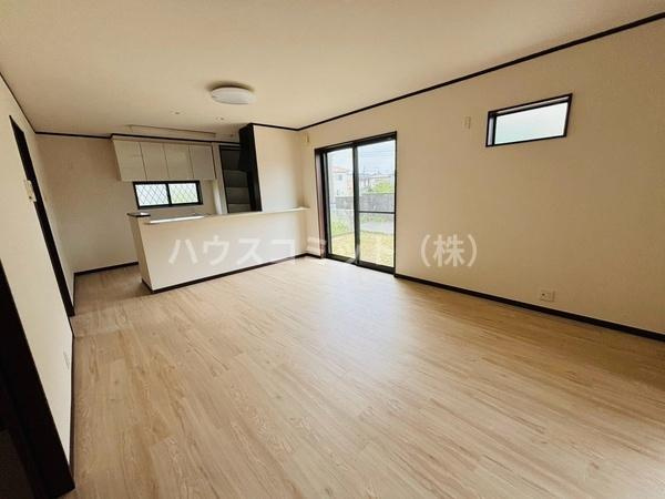 八街市文違の中古一戸建の居間・リビング