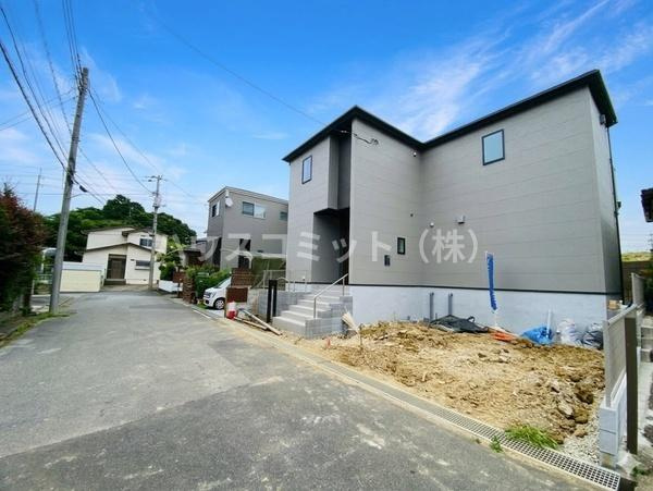 富里市七栄の新築一戸建の前面道路含む現地写真