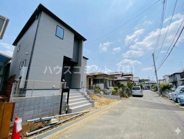 富里市七栄の新築一戸建の前面道路含む現地写真