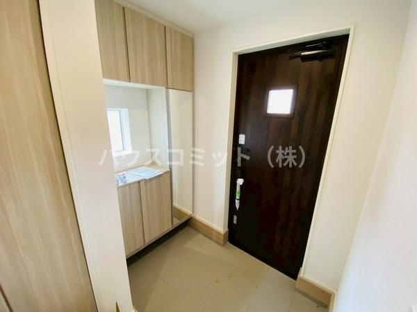 富里市七栄の新築一戸建の玄関