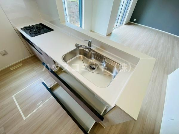 富里市七栄の新築一戸建のキッチン
