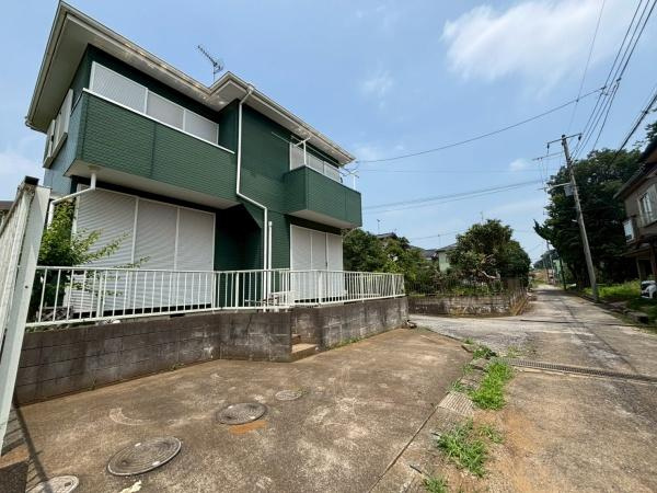 富里市十倉の中古一戸建の前面道路含む現地写真