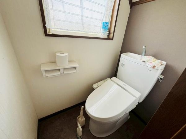 富里市十倉の中古一戸建のトイレ