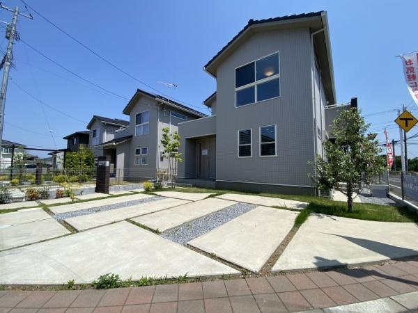 成田市並木町の中古一戸建の前面道路含む現地写真