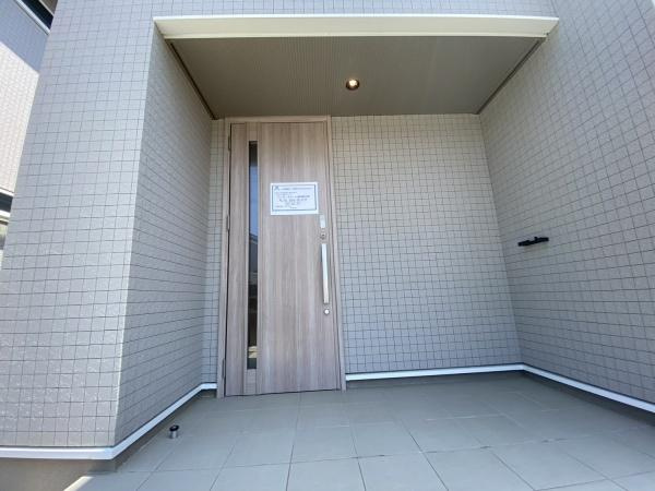 成田市並木町の中古一戸建の玄関