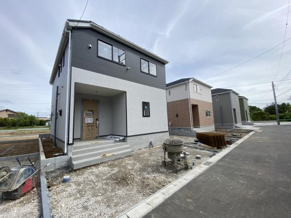 成田市中台６丁目の新築一戸建の前面道路含む現地写真