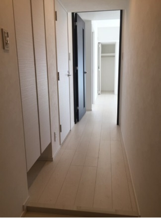 エストゥルース入谷の玄関