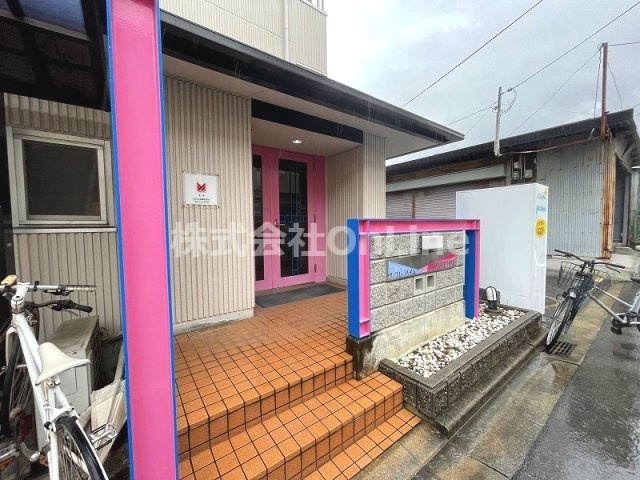 東大阪市御厨中２丁目の賃貸マンションのエントランス