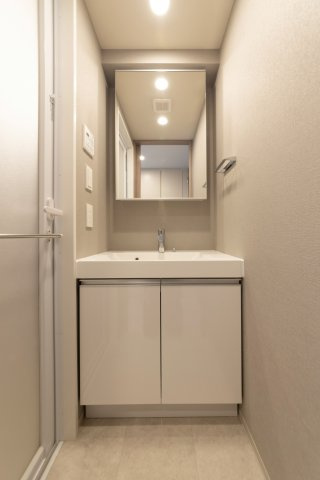 プラウドフラット浅草アベニューの独立洗面台|独立洗面台、小物を置くことができて便利です