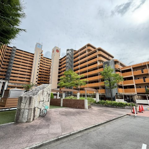 ふぁみーゆ寝屋川セントラルパークＡ棟の外観