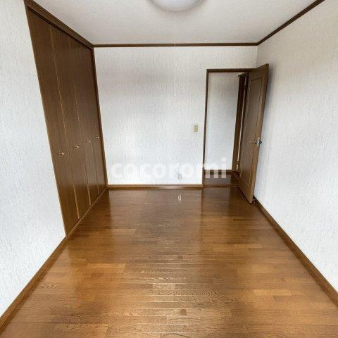 東香里南町戸建の寝室