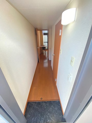 レオパレスセリバテール仁川の玄関