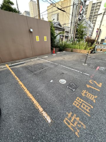 プレサンス難波セレクトの駐車場