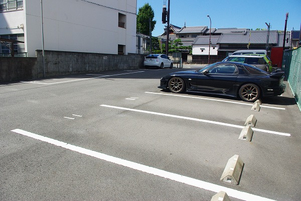 油阪モータープールの外観