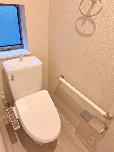 （シニア限定）ヘーベルVillage深川のトイレ|トイレは洗浄暖房便座付き／緊急通報スイッチ
