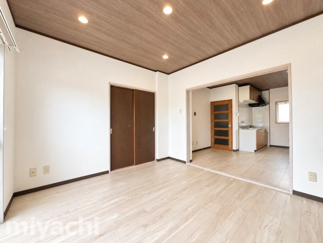 板野郡藍住町矢上字原の賃貸マンションの居間・リビング