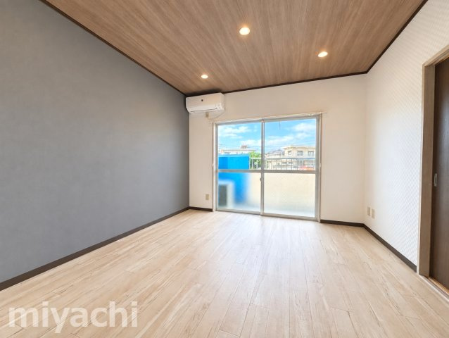 板野郡藍住町矢上字原の賃貸マンションの洋室