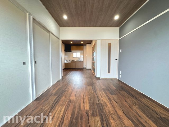 板野郡藍住町矢上字原の賃貸マンションの居間・リビング
