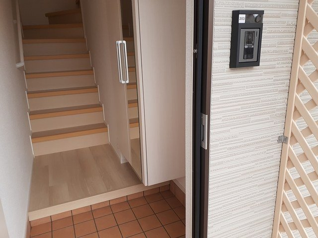 クレメントヒル　Ｃの玄関|収納もある玄関です