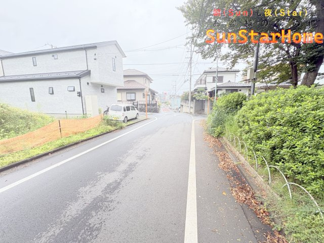 【サンスターホーム】羽村市五ノ神2丁目　建築条件無し売地の前面道路含む現地写真