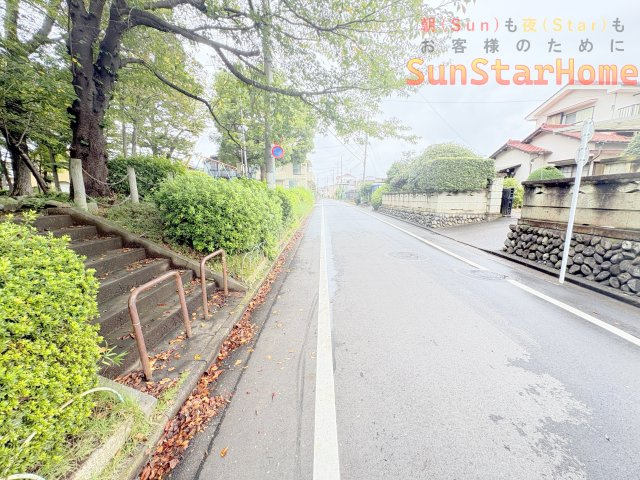 【サンスターホーム】羽村市五ノ神2丁目　建築条件無し売地の前面道路含む現地写真