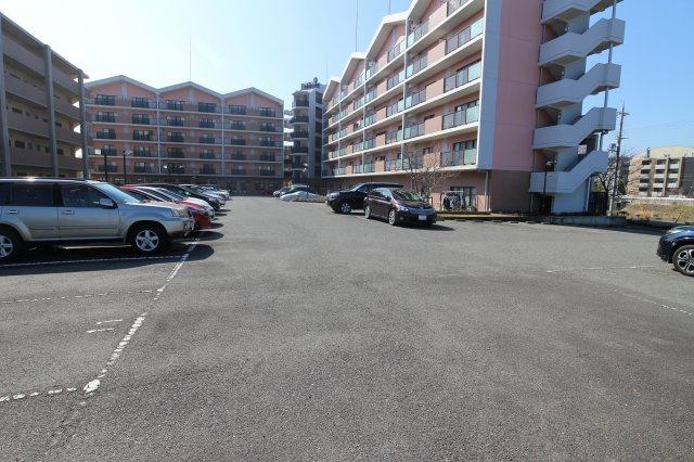 ルームズ学園北町の駐車場