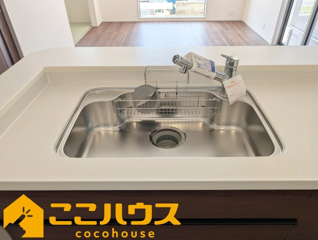 金武町金武　リーブルガーデン　新築戸建て　全3棟　2号棟のキッチン|洗い物のしやすいワイドシンク