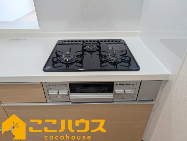 金武町金武　リーブルガーデン　新築戸建て　全3棟　3号棟のキッチン|三口コンロ