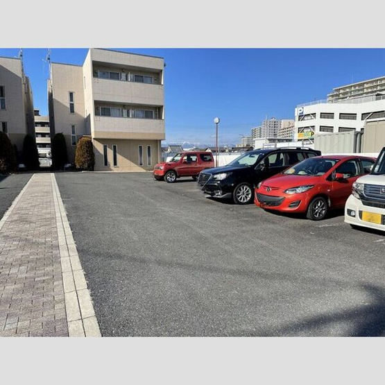 【駐車場】 | シャトーラフィネ | 車をお持ちの方に嬉しい駐車場付きの物件です