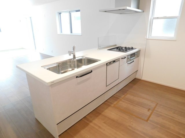名古屋市西区大野木４丁目の新築一戸建のキッチン|◇キッチン◇　　人気の対面式・人造大理石フラットキッチン・浄水機能付ハンドシャワー・静音仕様シンク・薄型換気扇・Ｓｉセンサーコンロ（３口）・床下収納庫付き三面鏡シャンプードレッサー