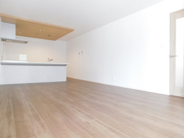 名古屋市西区大野木４丁目の新築一戸建の居間・リビング|◇リビング◇　　南面で明るく広いリビング２０．５帖　折下天井のオシャレなフラットキッチン♪　リビング収納完備！