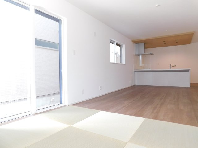名古屋市西区大野木４丁目の新築一戸建の居間・リビング|◇リビング◇　　南面で明るく広いリビング２０．５帖　タタミコーナー付き♪