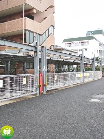 ラポール西大島イーストの駐車場