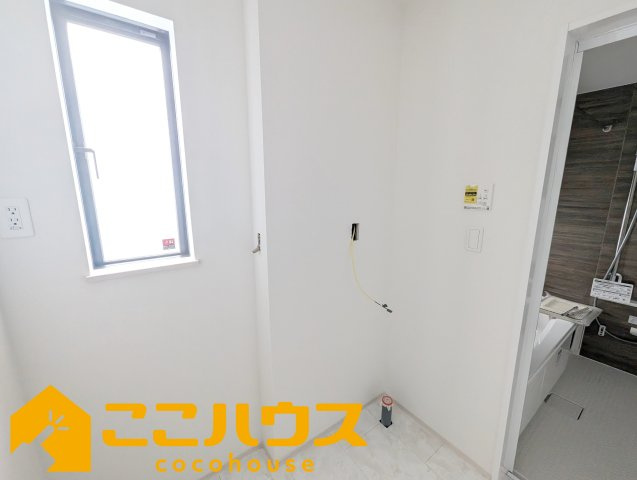 宜野湾市伊佐２丁目　ハートフルタウン　新築戸建て　全６棟　Ａ号棟の独立洗面台|【洗面台】施行中