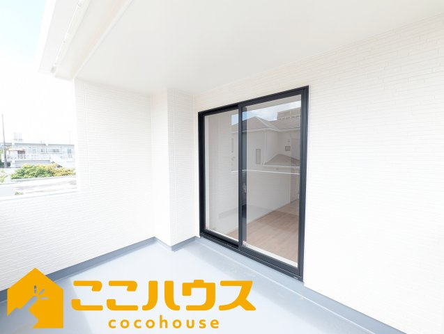 宜野湾市伊佐２丁目　ハートフルタウン　新築戸建て　全６棟　Ａ号棟のバルコニー|急な雨でも安心のインナーバルコニー