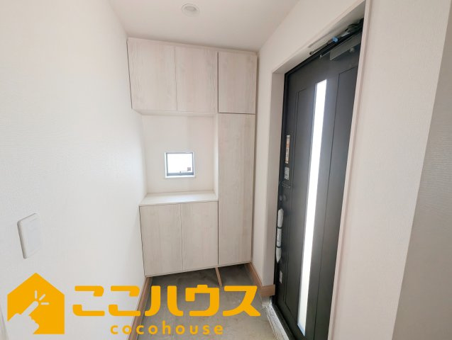 宜野湾市伊佐２丁目　ハートフルタウン　新築戸建て　全６棟　Ａ号棟の玄関|大容量のシューズボックス