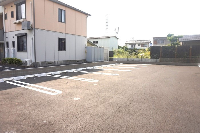 シェリーナの駐車場