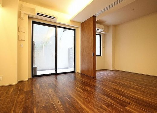 オープンレジデンシア表参道神宮前ザ・ハウスの居間・リビング|別タイプの部屋の写真（居室の扉は異なります）