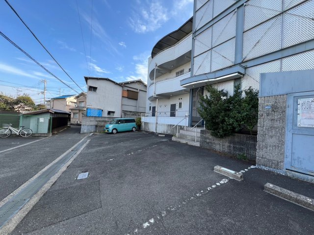 サンシャイン茨木の駐車場