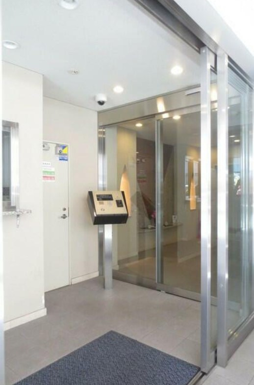 千代田区麹町３丁目の賃貸マンションのエントランス