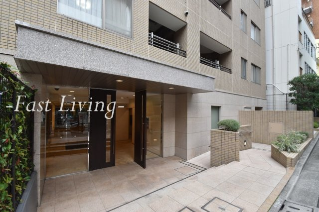 千代田区麹町２丁目の賃貸マンションのエントランス