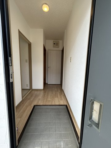 イズミハイツの玄関|明るい玄関です