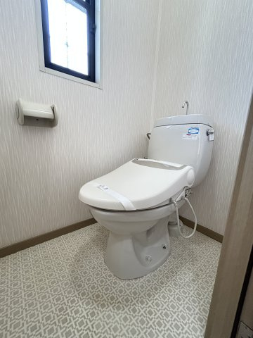 イズミハイツのトイレ|落ち着いた色調のトイレです