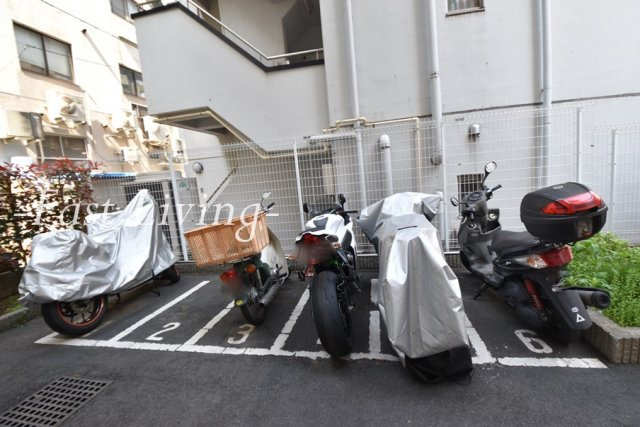 千代田区九段南３丁目の賃貸マンションの駐車場