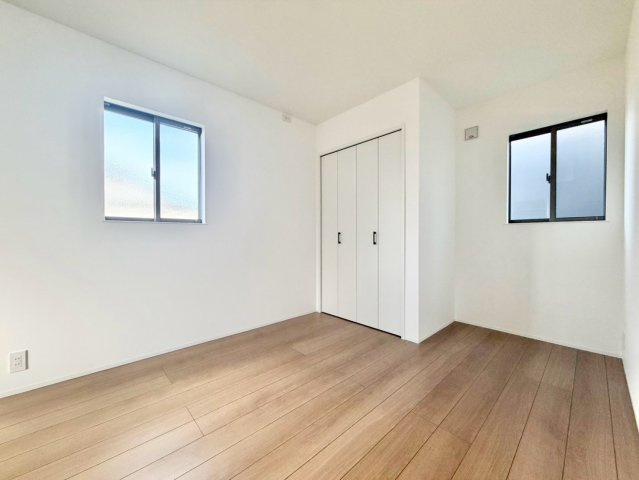 豊田市上野町6期の洋室|陽当りの良い洋室は、寝室や趣味の部屋、収納スペースなど、ライフスタイルに合わせて多目的に活用できる空間です。									
									