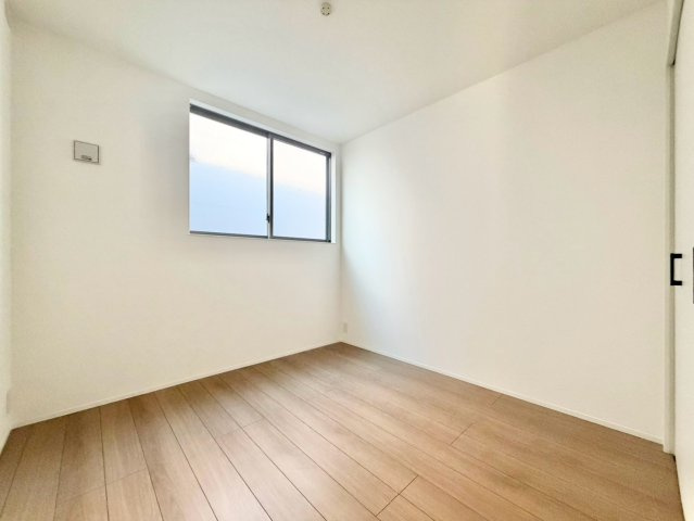豊田市上野町6期の洋室|陽当りの良い洋室は、寝室や趣味の部屋、収納スペースなど、ライフスタイルに合わせて多目的に活用できる空間です。									
									