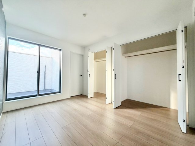 豊田市上野町6期の洋室|陽当りの良い洋室は、寝室や趣味の部屋、収納スペースなど、ライフスタイルに合わせて多目的に活用できる空間です。									
									