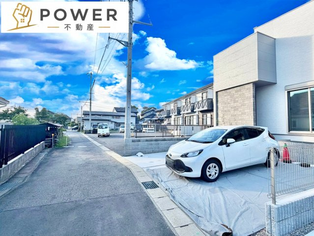 豊田市上野町6期の前面道路含む現地写真|十分な幅が確保されており、車の出し入れもスムーズ。お子様の送り迎えなど、日常の動作も快適に行えます。									
									